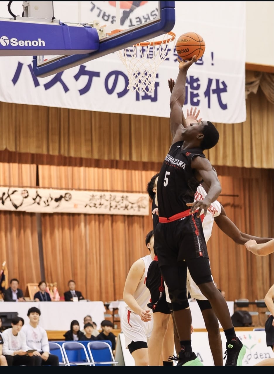 Muhammed Maude Adeyemo dunking in a professional league game in Japan