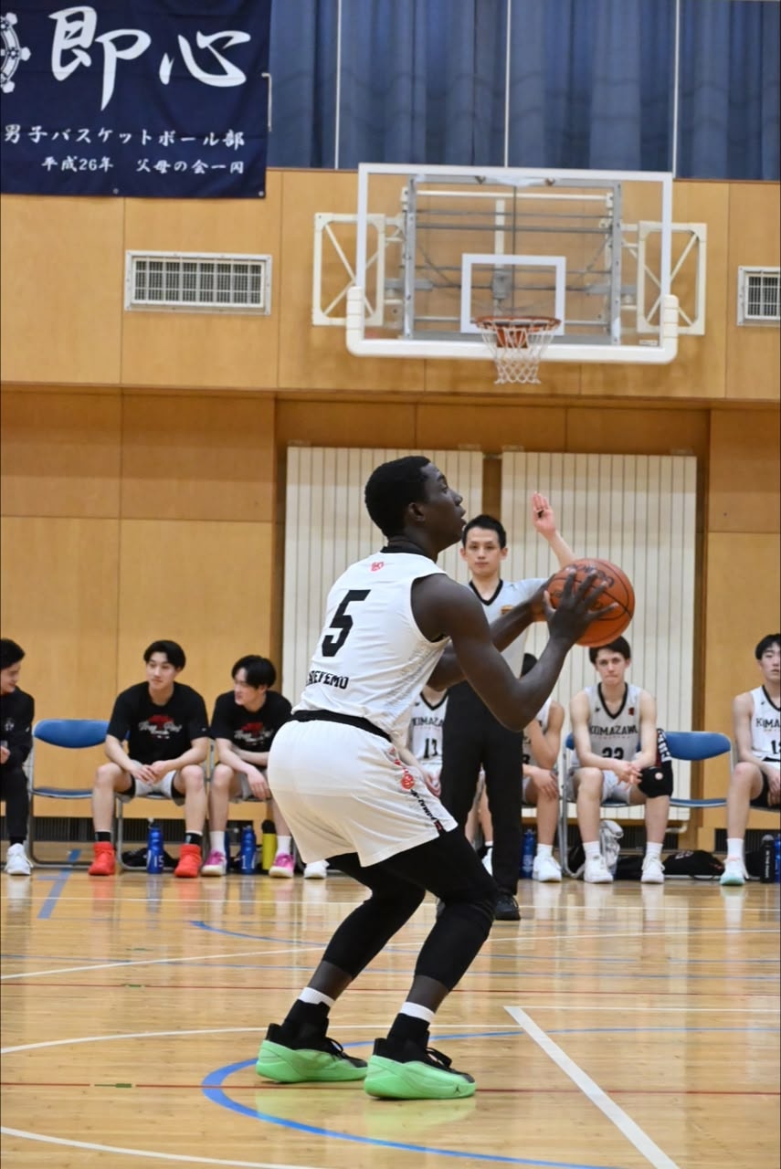 Muhammed Maude Adeyemo in action during a gymnasium game in Japan